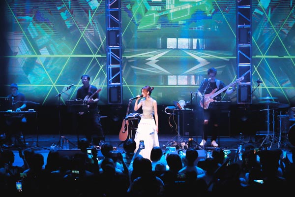 03歌迷与白安共同合唱大热金曲2.jpg