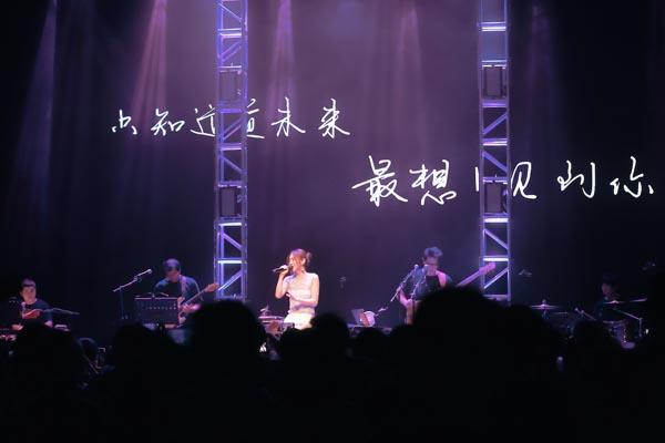 09重返武汉白安深情演唱.jpg