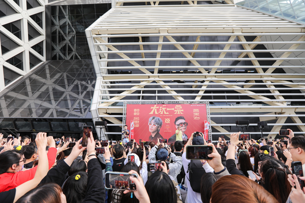 3GX__举办《大玩一票》签票会，吸引满满粉丝到场.jpg