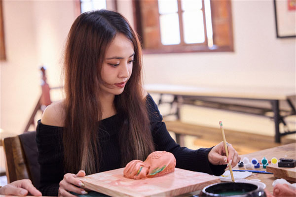 蔡依林为小鱼调色“试妆”.jpg